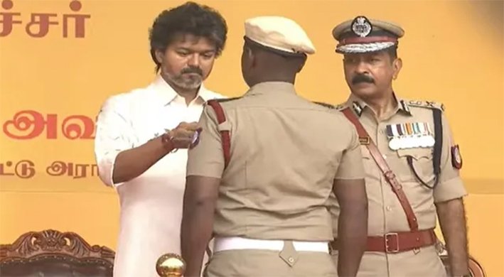 காவலர்களுக்கு பதக்கங்கள் வழங்கிய முதல்வர் விஜய்