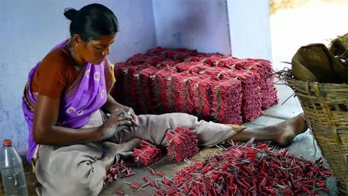 விதிகளை மீறிய 12 பட்டாசு ஆலைகளின் உரிமம் தற்காலிக ரத்து