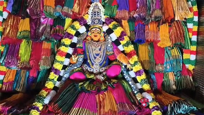 3வது ஆடி வௌ்ளி-பட்டுப் புடவையால் அலங்கரிப்பட்ட பெரியநாயகி அம்மன்