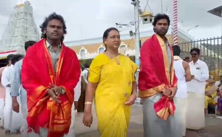 திருப்பதியில் தேமுதிக தலைவர் பிரேமலதா மகன்களுடன் சாமிதரிசனம்
