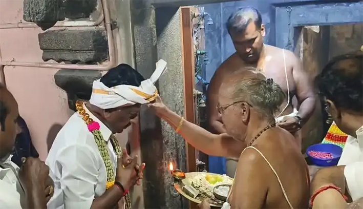 தேனி அருகே போடி சுப்பிரமணிய சுவாமி கோயிலில் ஓபிஎஸ் தரிசனம்