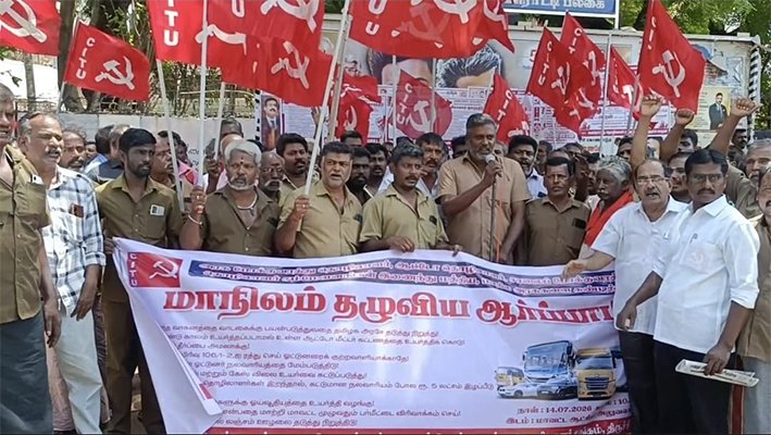 பெட்ரோல்-டீசல் விலை உயர்வை கண்டித்து-போக்குவரத்து தொழிலாளர்கள் ஆர்ப்பாட்டம்
