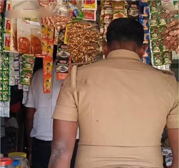 மளிகை கடையில் சோதனை செய்த போலி அதிகாரி கைது