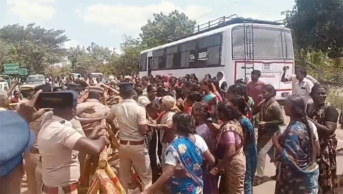 அரசு மதுக்கடையை அகற்ற கோரி.. போராட்டத்தில் இறங்கிய பெண்கள்..