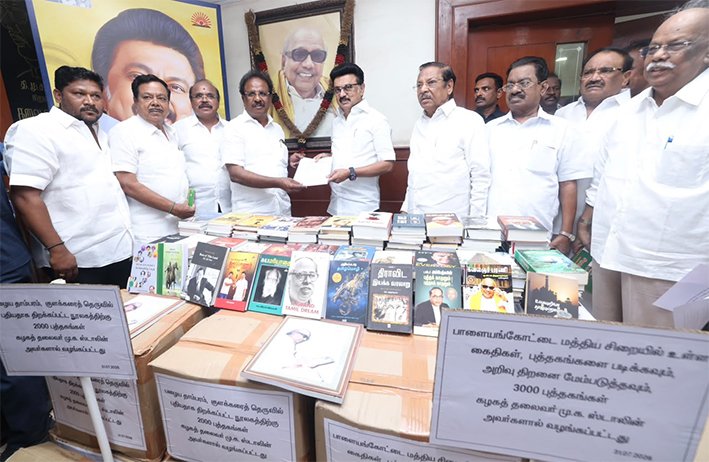 கடிதம் எழுதினால் புத்தகங்களை அள்ளிக் கொடுக்க தயார்”- மு.க.ஸ்டாலின்