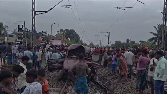 பள்ளி வேன் மீது ரயில் மோதி 2 மாணவர்கள் பலி