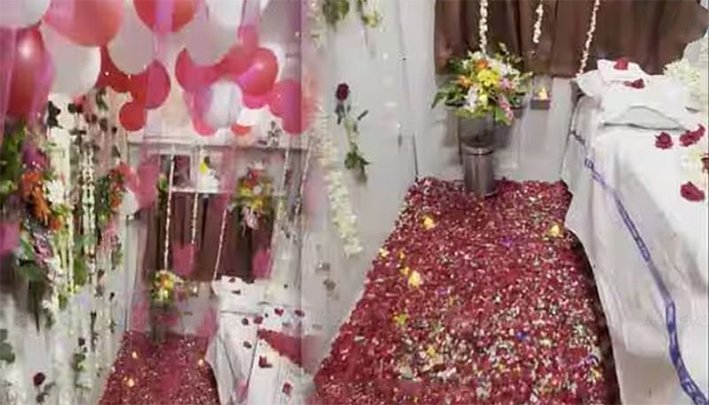 ரயிலில் முதலிரவு அலங்காரம்- டிக்கெட் பரிசோதகர் சஸ்பெண்ட்