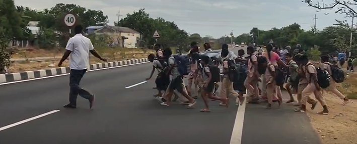 அதிவேக வாகனங்கள்-கரூரில் சாலையை கடக்க பள்ளி மாணவர்கள் அச்சம்