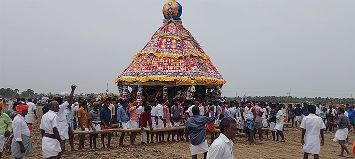 மனிதர்களே சக்கரமாக மாறி தூக்கிச் செல்லும் தேர் திருவிழா