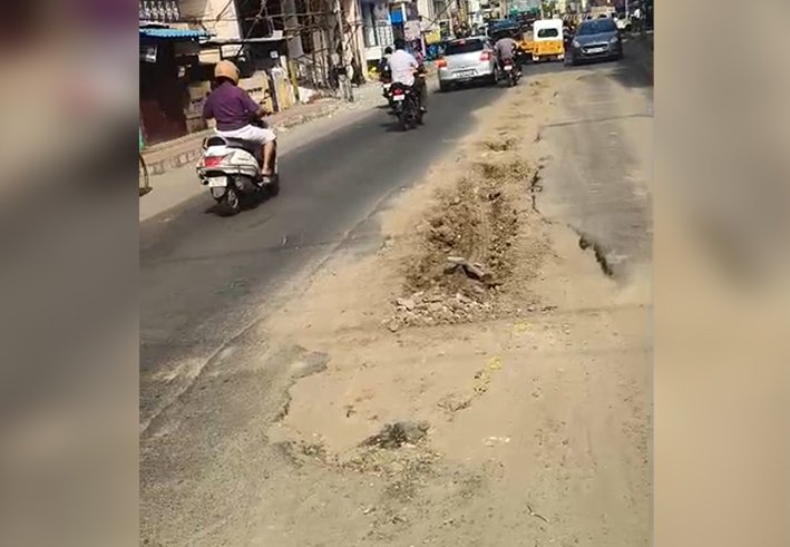 திருச்சி-சீனிவாச நகர் சாலையில் பள்ளம்-சீரமைக்க கோரிக்கை