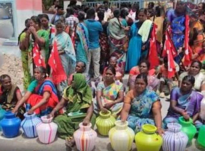 திருத்தணி அருகே குடிநீர் தட்டுப்பாடு- காலி குடங்களுடன் கிராம மக்கள் மறியல்