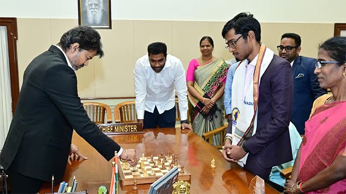 சதுரங்க வீரர், வீராங்கனைகள், பயிற்சியாளர்களுக்கு வாழ்த்துகள்- முதல்வர் விஜய்