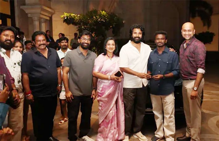 "தாய் கிழவி" இயக்குநருக்கு கார் பரிசளித்த நடிகர் சிவகார்த்திகேயன்