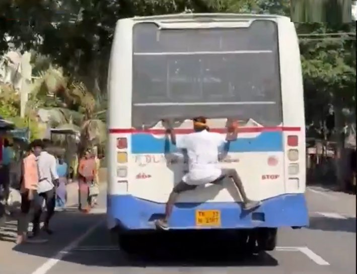 பஸ் பின்புறம் 'ஸ்பைடர் மேன்' போல் தொங்கிய நபர்-பரபரப்பு