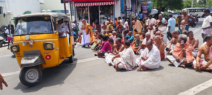 ஸ்ரீரங்கம் அம்மா மண்டபத்தில் புரோகிதர்கள் திடீர் சாலை மறியல்