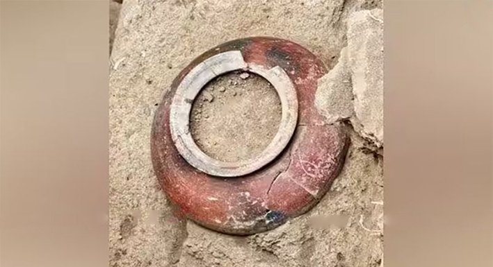 கீழடியில் மீன் உருவம் பொறித்த சுடுமண் பானை கண்டெடுப்பு