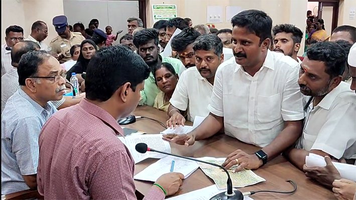 தோகைமலையில் சிப்காட் அமைக்க கூடாது... கரூர் கலெக்டரிடம் மனு