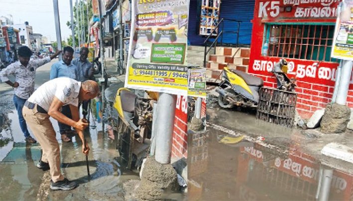 Kolathur – Traffic police fix sewage blockage