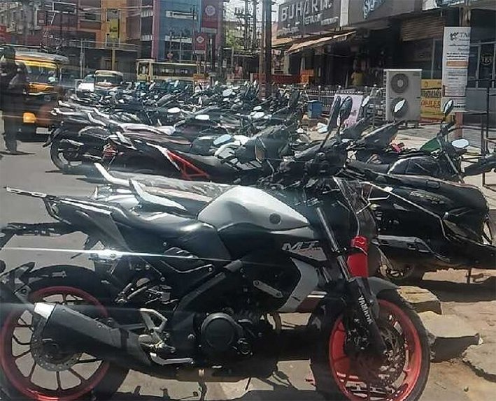 திருச்சி சத்திரம் பஸ் ஸ்டாண்டில் சாலையிலேயே நிறுத்தப்படும் டூவீலர்கள்