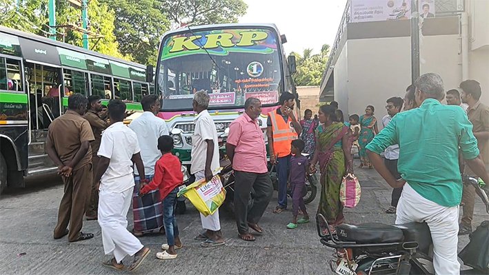 திருச்சியில் மின்கம்பத்தை சேதப்படுத்திய தனியார் பஸ் சிறைபிடிப்பு