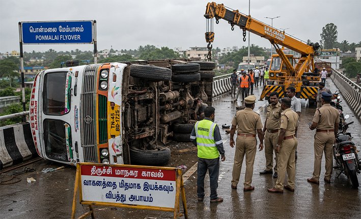 திருச்சி பொன்மலை மேம்பாலத்தில் கவிழ்ந்தலாரி-டிரைவர் படுகாயம்