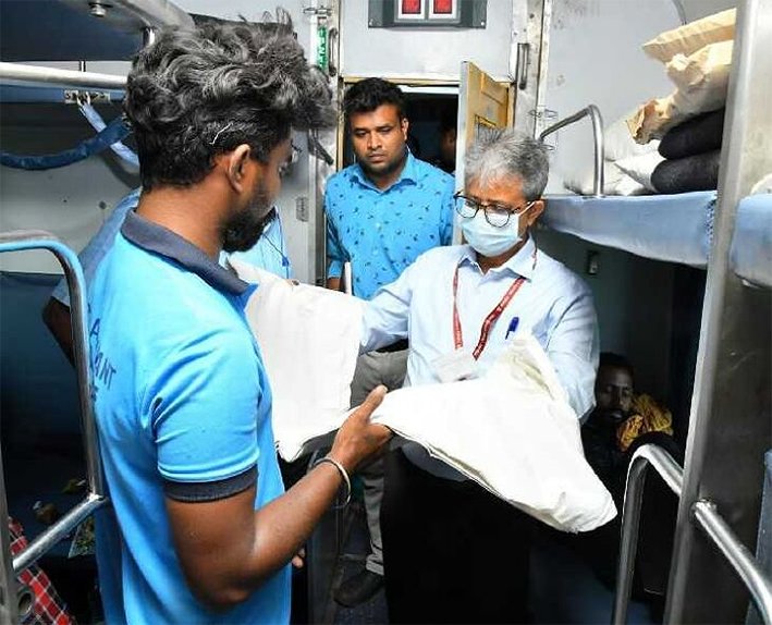 திருச்சி - ஹவுரா விரைவு ரயிலில் டிஆர்எம் ஆய்வு