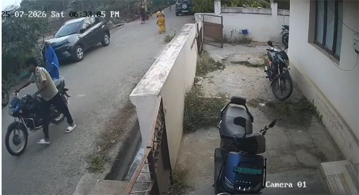 டூவீலர் திருட்டு-அலட்சியப்படுத்திய போலீசார்?.வீடு வீடாக CCTV-யை தேடும் வியாபாரி
