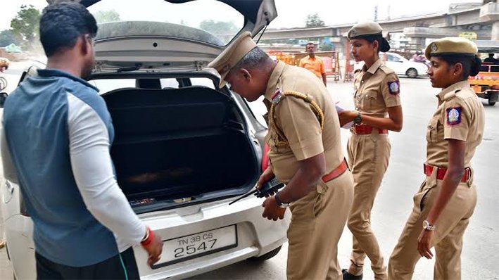 வாகன சோதனையில் சிக்கிய பைக் திருடன் கைது- பைக்குகள் பறிமுதல்