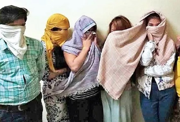 வீட்டில் வைத்து விபச்சாரம்-திருச்சியில் 5 பேர் கைது
