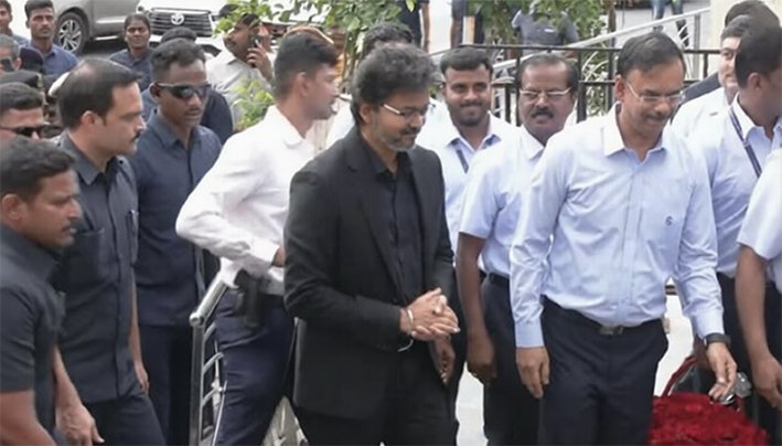 சென்னை ஓமந்தூரார் மெட்ரோ ரயில் நிலையத்திற்கு முதல்வர் விஜய் வருகை