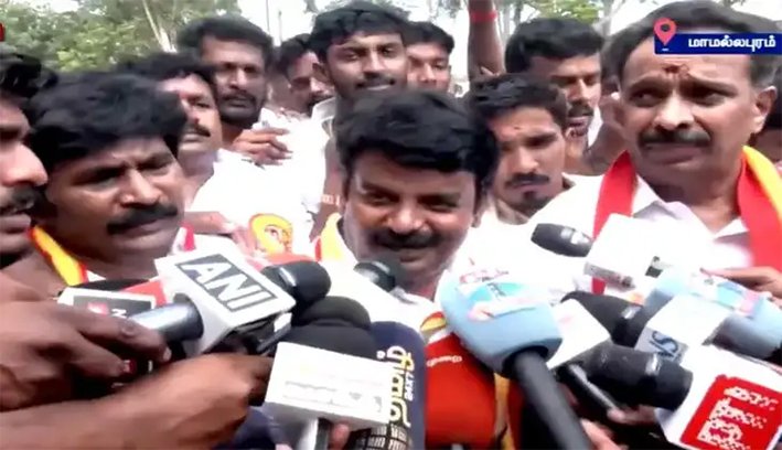 வலிகளை சுமந்து கொண்டு அதிமுகவிலிருந்து வெளியே வந்தோம்
