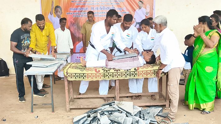 8 வயது சிறுவன் மார்பில் 52 கற்களை உடைத்து உலக சாதனை முயற்சி
