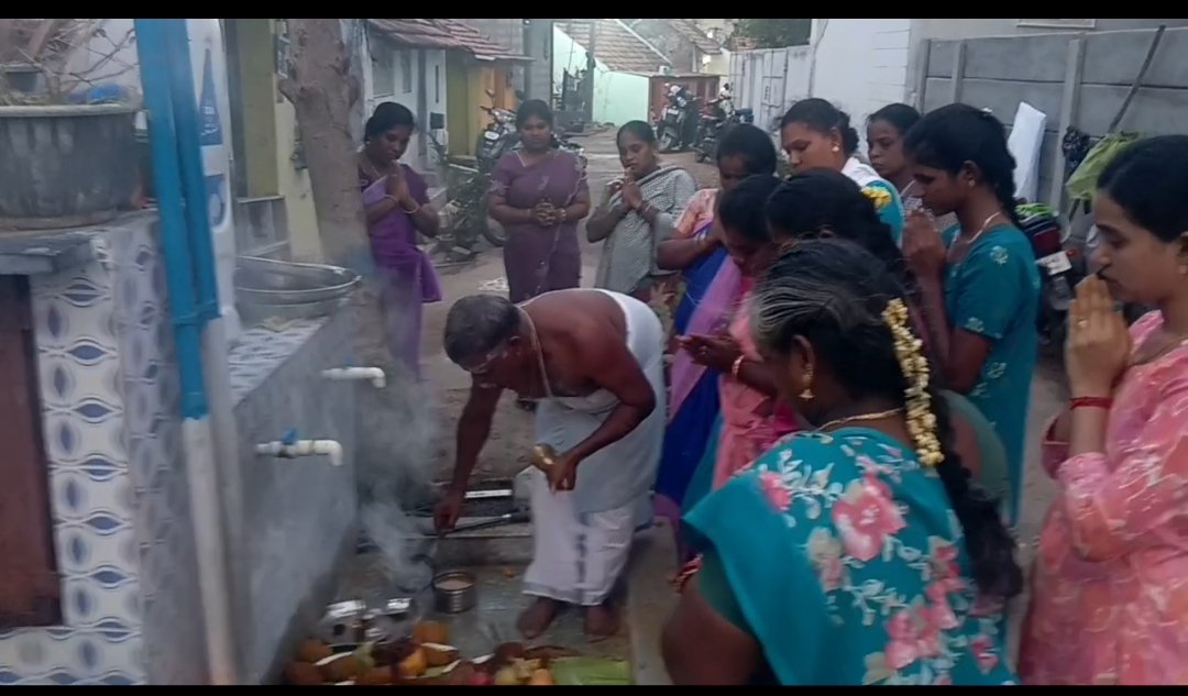 திருச்சி அருகே தண்ணீர் டேங்க் முன்பு ஆடி 18ஐ கொண்டாடிய பொதுமக்கள்