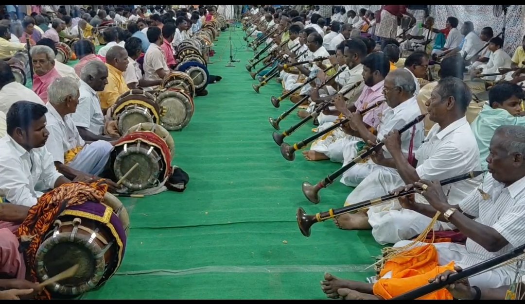 கரூர் அருகே  நெரூர் அக்னீஸ்வரர் கோவிலில் ஒரே நேரத்தில் இசைத்து அசத்திய 300 நாதஸ்வர கலைஞர்கள்