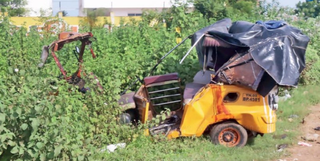 வாகனம் மீது ஆட்டோ மோதி 3 பேர் உடல் நசுங்கி பலி… 3 பேருக்கு தீவிர சிகிச்சை