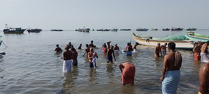 ஆடி அமாவாசை-மல்லிப்பட்டினம் கடலில் ஆயிரக்கணக்கான பக்தர்கள் நீராடல்