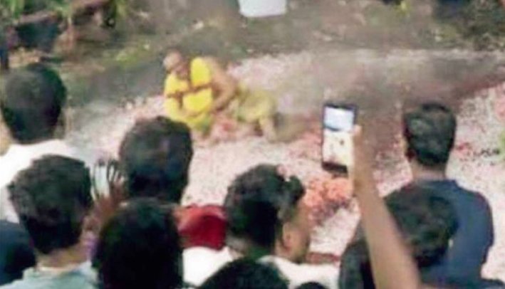 அக்னி குண்டத்தில் தவறிவிழுந்து முதியவர் காயம்-தீவிர சிகிச்சை