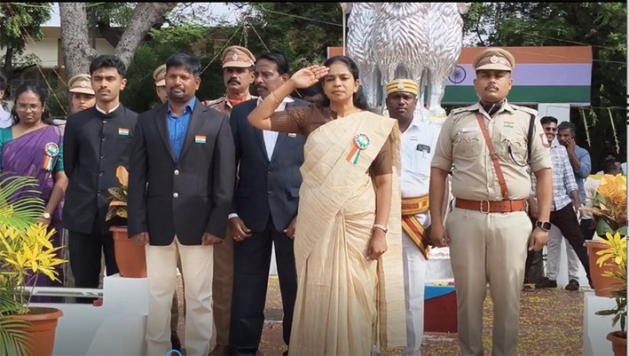 தஞ்சை ஆயுதப்படை மைதானத்தில் போலீசார் அணிவகுப்பு மரியாதை