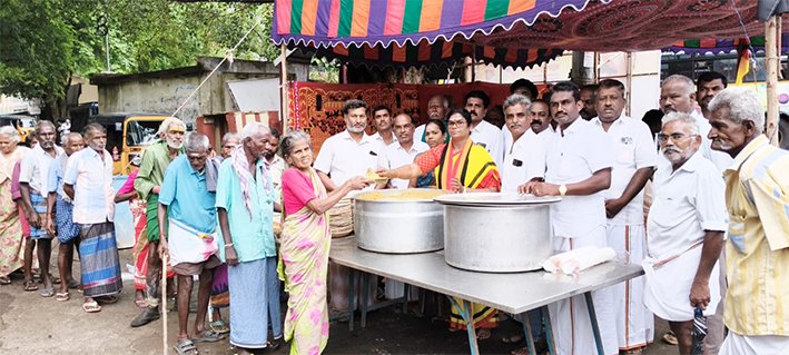 கோவையில் தேமுதிக சார்பில் பொதுமக்களுக்கு பிரியாணி வழங்கல்