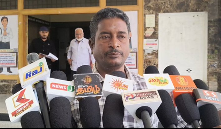 கரூரில் பிறப்புச் சான்றிதழ் வழங்குவதில் தாமதம்...வாக்குவாதம்