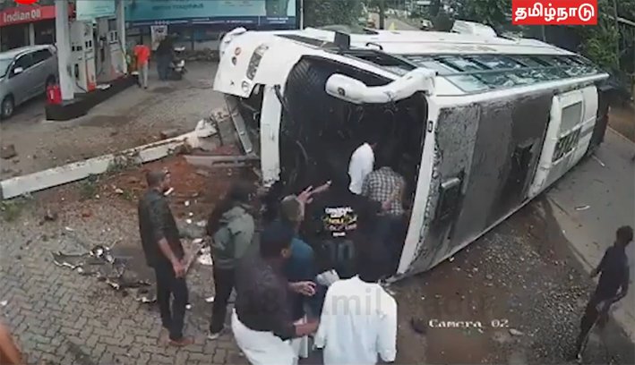 கேரளாவில் குறுக்கே வந்த ஸ்கூட்டரால் கவிழ்ந்த பஸ்-பரபரப்பு