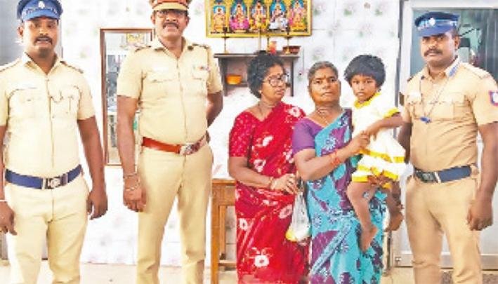 தனியாக தவித்த 3 வயது குழந்தை!”மீட்டு தாயிடம் சேர்த்த போலீஸ்!