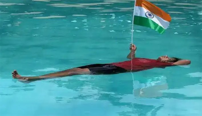 தேசியக் கொடியுடன் 3:29 மணி நேரம் நீச்சல்-கல்லூரி மாணவி சாதனை