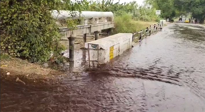 குளித்தலை அருகே குடிநீர் குழாய் உடைந்து சாலையில் பெருக்கெடுத்து ஓடிய நீர்