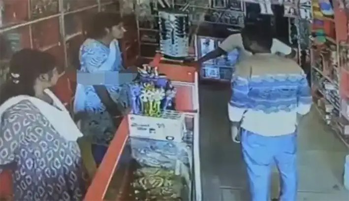 ஃபேன்சி ஸ்டோருக்குள் புகுந்து பெண்ணுக்குக் கத்திக்குத்து..