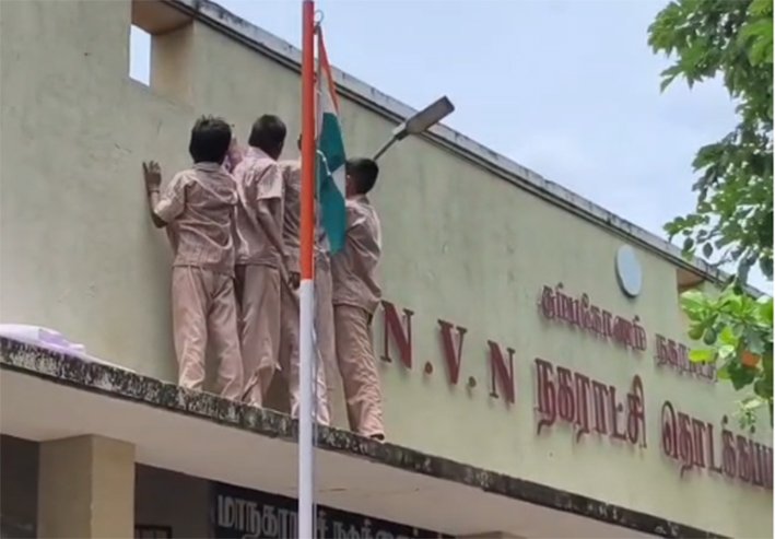 மாணவர்களை வைத்து பிளக்ஸ் பேனரை ஒட்ட வைத்த ஆசிரியர்