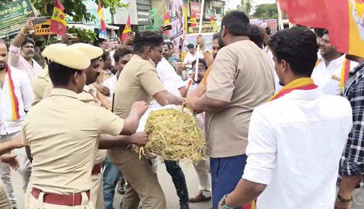 உதயநிதியின் உருவ பொம்மையை எரிக்க முயற்சி.. போலீசார் தடுத்து நிறுத்தம்..பரபரப்பு