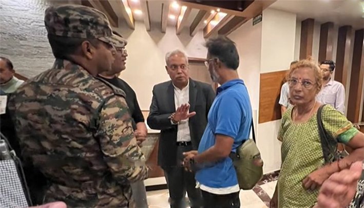 நேபாள வௌ்ளம்-21 தமிழர்களை நேரில் சந்தித்த இந்தியத் தூதர்!