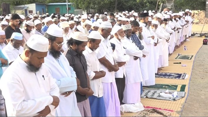 திருச்சியில் மழைவேண்டி இஸ்லாமியர்கள் கண்ணீர்மல்க சிறப்பு தொழுகை