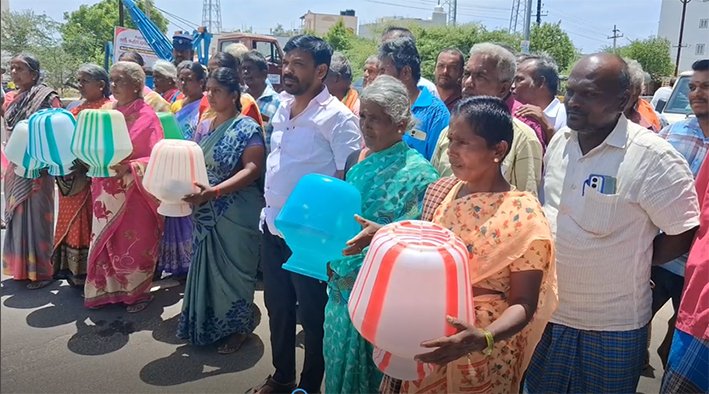 குடிநீர் தட்டுப்பாடு-கலெக்டர் அலுவலகத்தில் காலிகுடங்களுடன் மனு